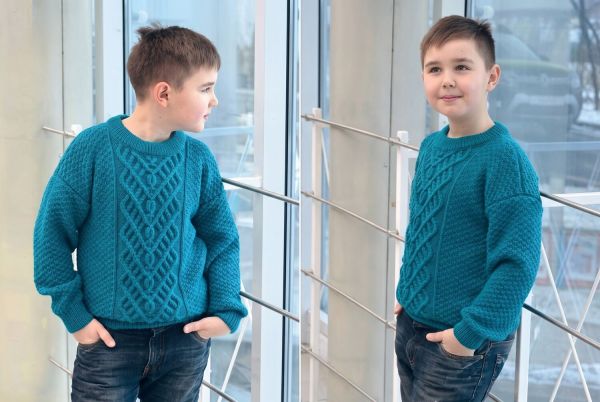Jungenpullover mit Zopfmuster