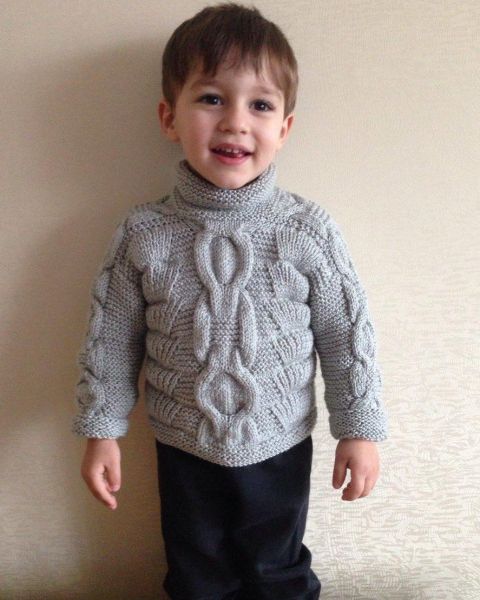 Kinderpullover mit Zopfmuster