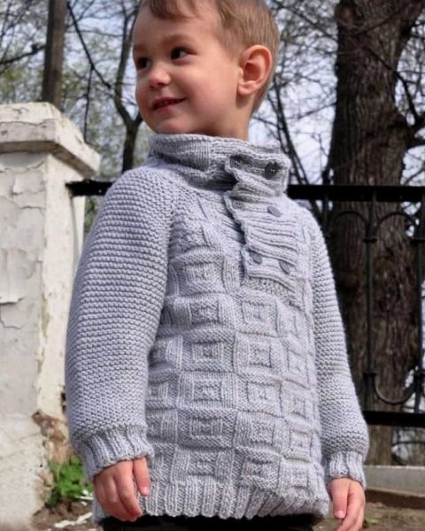 Kinderpullover im Reliefmuster