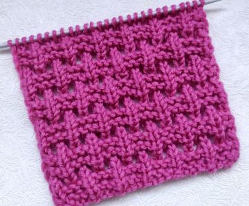 Relief-Lochmuster stricken stricken