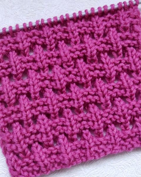 Relief-Lochmuster stricken stricken