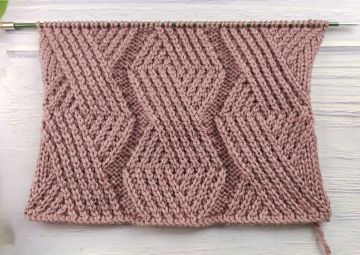 Geometrisches Strickmuster mit gekreuzten Maschen
