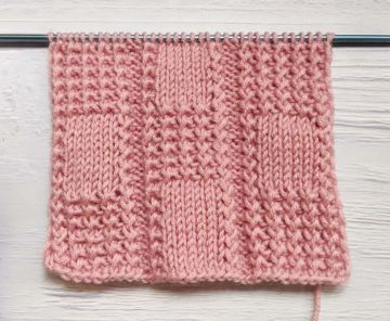 Knotenmuster in Quadraten stricken