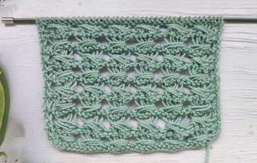Strickmuster mit dreifach umschlungenen Maschen
