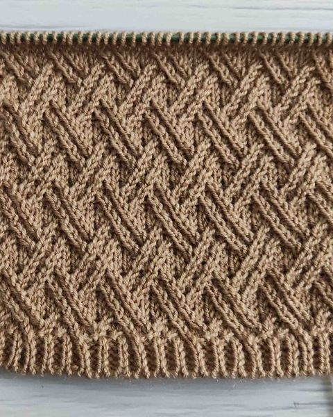 Strickmuster mit verkreuzte Maschen