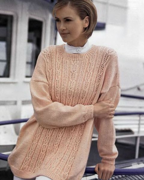 Langer Pullover mit Ajour-Zopfmuster