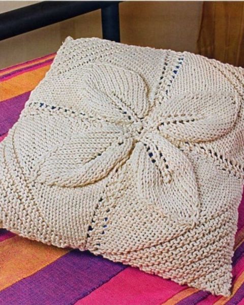 Stricken kissen mit Blattmuster