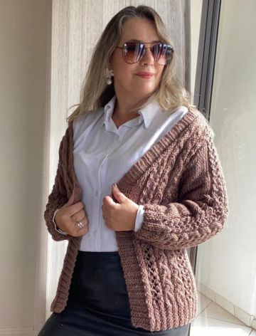 Strickjacke mit Ajour-Zopfmuster