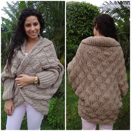 Strickjacke im Kokonstil mit Blattmuster