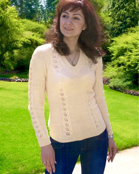 Pulli mit Blatt- und Zopfstreifen