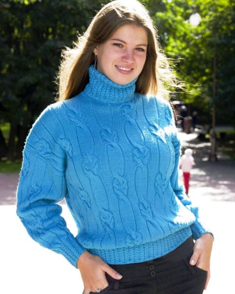 Damenpullover mit Zopfmuster