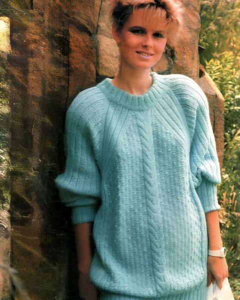 Raglanpullover mit Mittelzopf
